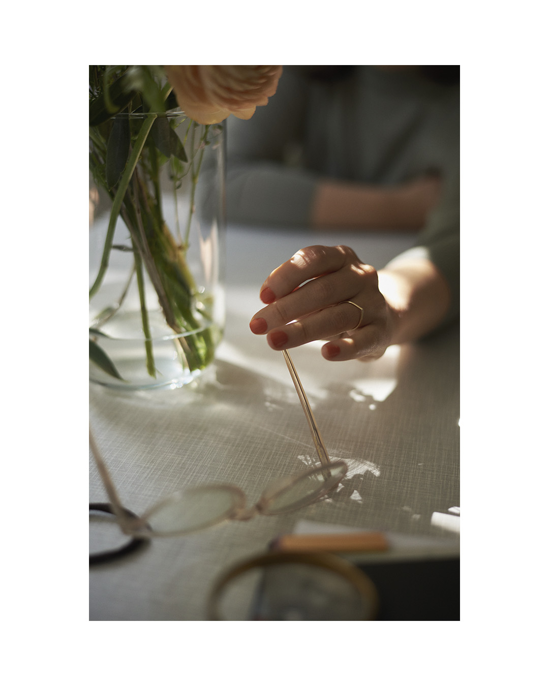 Lena Scherer – Erika Göbel  lenascherer_erikagoebel_portraits_flowerhand.jpg